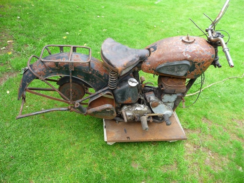 Right side of the incomplete BSA KM21 with rusted fuel tank and rear carrier.