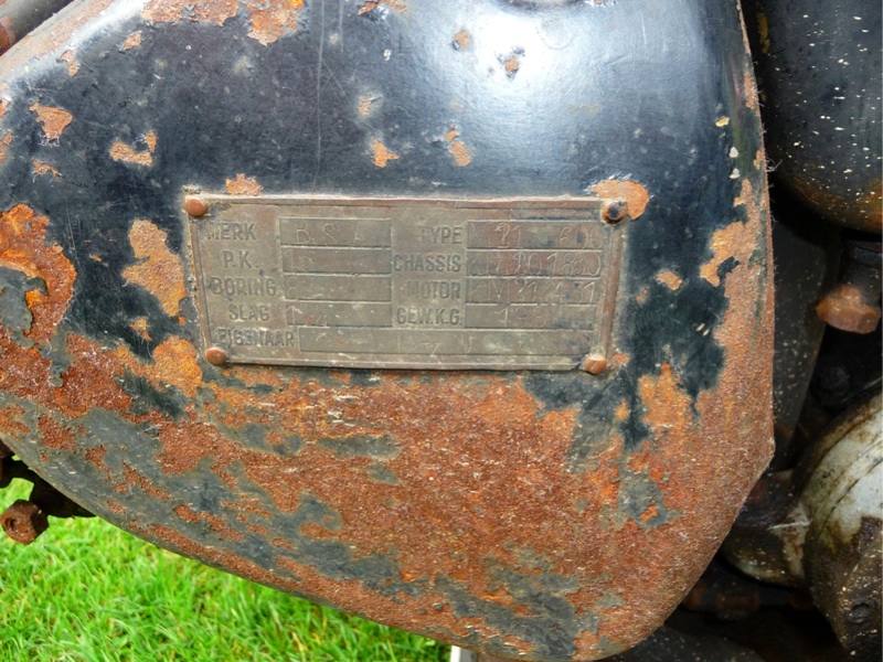 Brass Dutch-language plate on the KM21 toolbox.